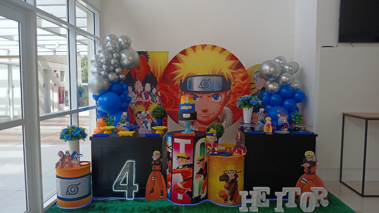 Decoração completa com painel, mesa e balões